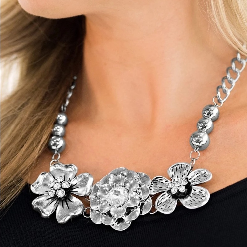 Paparazzi Zi Abloom Floral Necklace and Earring Set